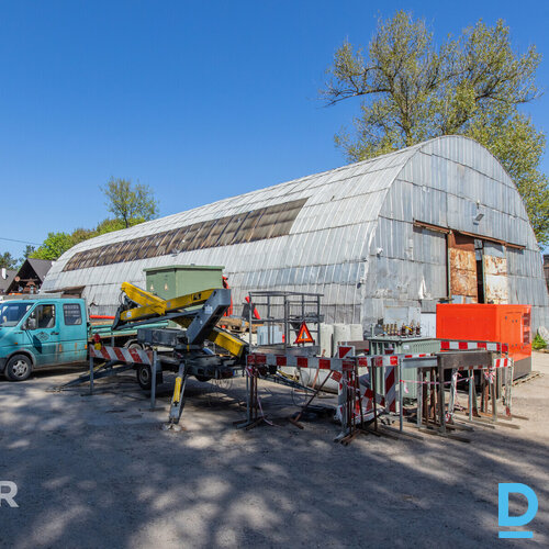 Pārdošanā divi angāri ar 4647 m² zemes gabalu stratēģiski izdevīgā vietā Ulbrokā