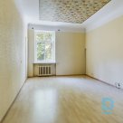 For sale spacious and bright 4-room apartment in a renovated house in a great location near the Dailes Theatre