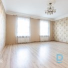 Sun-filled 4-room apartment in a renovated building in the center of Riga. Descr