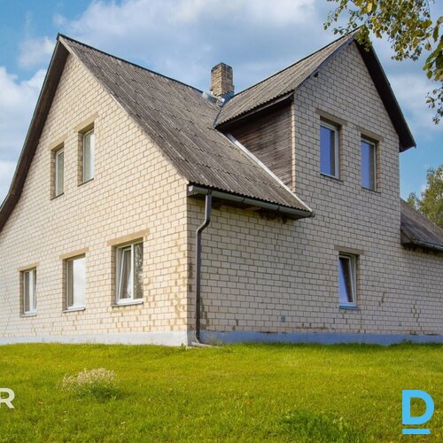 Divstāvu privātmāja ar 14.8 ha zemes gabalu 20 minūšu braucienā no Alūksnes.Koka Divstāvu privātmāja ar 14.8 ha zemes gabalu 20 minūšu braucienā no Alūksnes.Koka