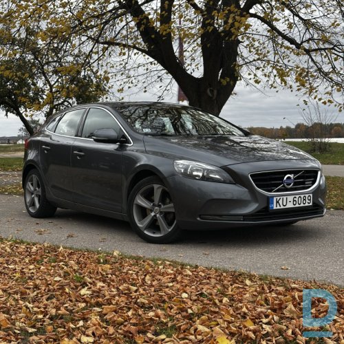 Pārdod Volvo V40, 2013