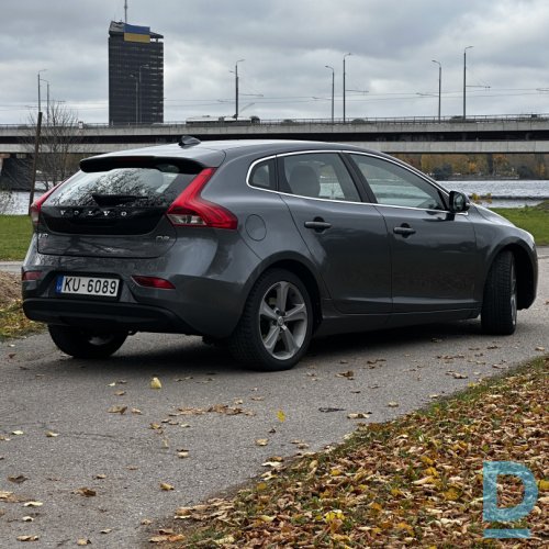 Pārdod Volvo V40, 2013