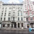 Pārdod tirdzniecības telpas Rīgas centrā. Fasādes ēka, 1. stāvs, 1 vitrīna, ieeja no Lāčplēša ielas, melnā ieeja no ēkas iekšpagalma, bet preces piegāde parasti notiek no Lāčplēša ielas puses