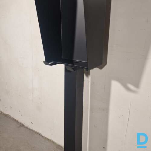 Tiek pārdots elektroauto uzlādes stacijas stabs.