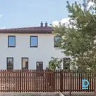 Сдан в эксплуатацию новый двухквартирный дом в Марупе, улица Брукленю. Два этажа, навес 54 m², асфальтированный двор, деревянный забор, автоматические ворота