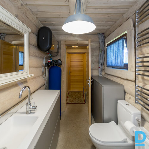 Pārdod māju Annes, Pāce Pārdod māju Annes, Pāce