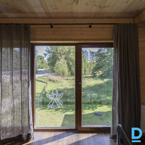 Pārdod māju Annes, Pāce Pārdod māju Annes, Pāce