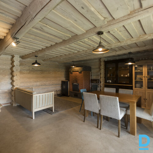 Pārdod māju Annes, Pāce Pārdod māju Annes, Pāce