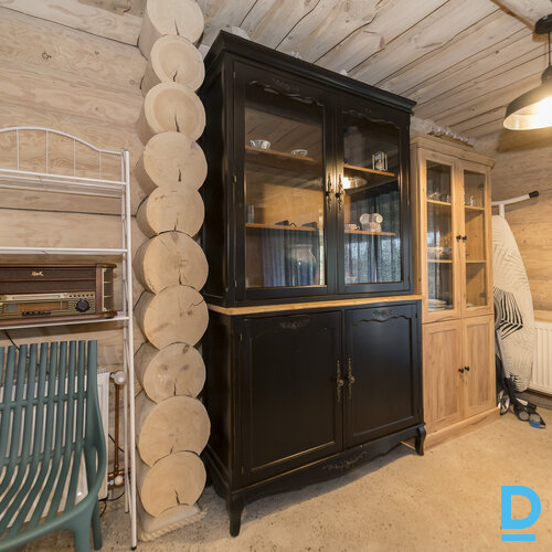 Pārdod māju Annes, Pāce Pārdod māju Annes, Pāce