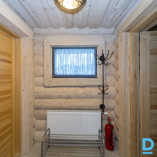 Pārdod māju Annes, Pāce Pārdod māju Annes, Pāce