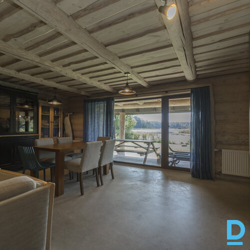 Pārdod māju Annes, Pāce Pārdod māju Annes, Pāce