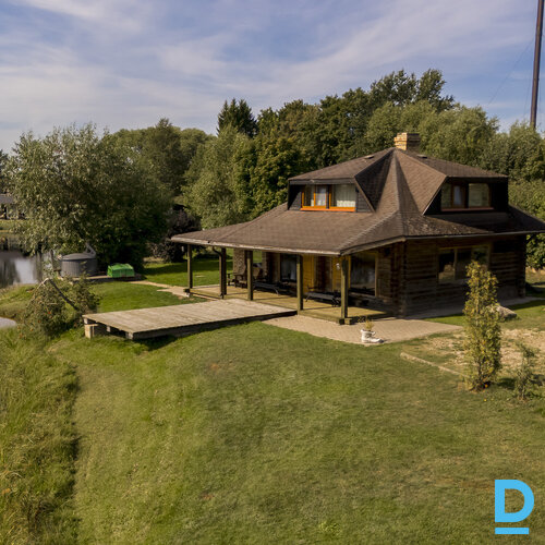 Pārdod māju Annes, Pāce Pārdod māju Annes, Pāce