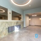 Квартира с готовой качественной внутренней отделкой; Паркетные полы; Полностью отделанные и оборудованные ванные комнаты; Регулируемые полы с подогревом во всех ванных комнатах; Высота потолка около 3м; Противопожарные и звукоизоляционные наружные двери R