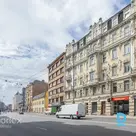 Солнечная и светлая квартира в доме в стиле модерн на улице Бривибас. Предлагаем светлую и просторную квартиру в одном из самых выдающихся зданий Риги в стиле модерн, построенном в 1905 году