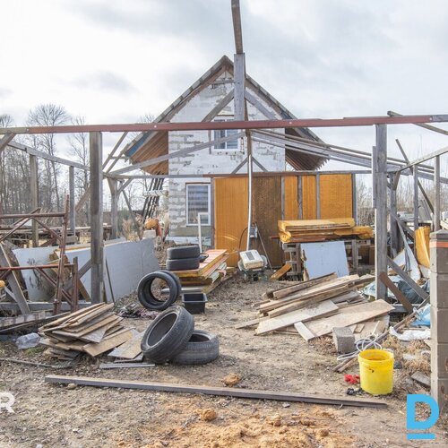Pārdošanā 1100 m² zemes gabals ar privātmājas pamatiem un pirts/atpūtas ēku.Pirm