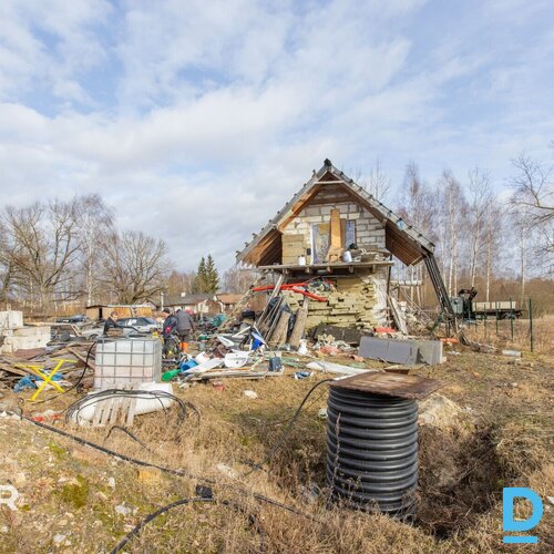 Pārdošanā 1100 m² zemes gabals ar privātmājas pamatiem un pirts/atpūtas ēku.Pirm