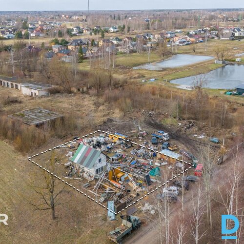 Pārdošanā 1100 m² zemes gabals ar privātmājas pamatiem un pirts/atpūtas ēku.Pirm