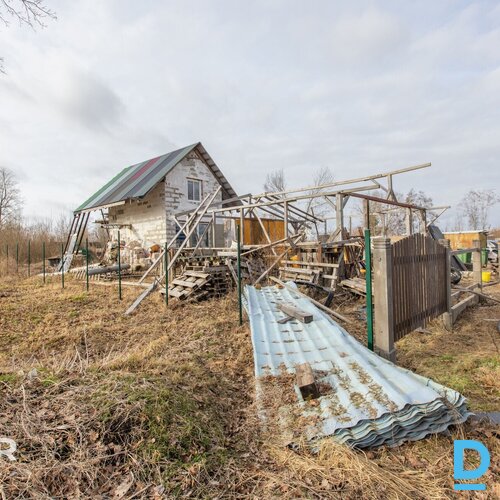 Pārdošanā 1100 m² zemes gabals ar privātmājas pamatiem un pirts/atpūtas ēku.Pirm