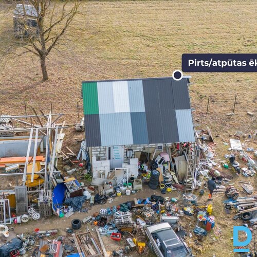 Pārdošanā 1100 m² zemes gabals ar privātmājas pamatiem un pirts/atpūtas ēku.Pirm