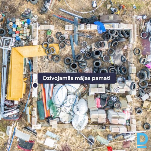 Pārdošanā 1100 m² zemes gabals ar privātmājas pamatiem un pirts/atpūtas ēku.Pirm