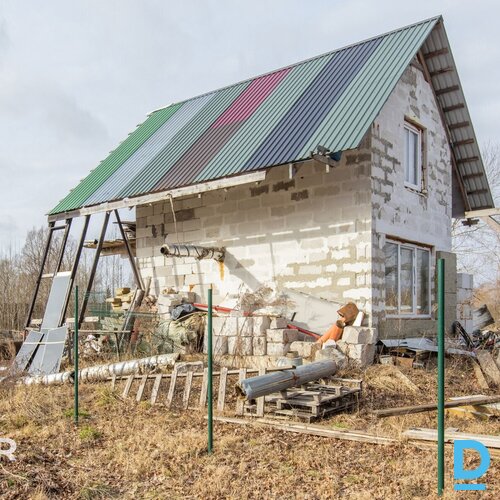 Pārdošanā 1100 m² zemes gabals ar privātmājas pamatiem un pirts/atpūtas ēku.Pirm