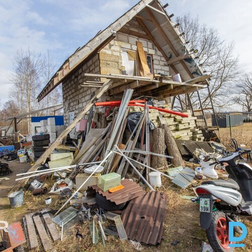 Pārdošanā 1100 m² zemes gabals ar privātmājas pamatiem un pirts/atpūtas ēku.Pirm