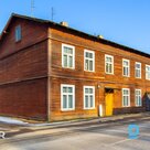 Продается дом с 8 квартирами и земельным участком площадью 3600 м² в Руйиене. Де