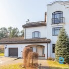 Pārdošanā eleganta 3-stāvu māja slēgtā ciematā ar skatu uz Mežaparku.Pārdomāta d