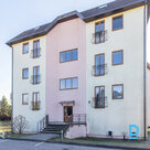 Pārdošanā plašs divu līmeņu 3 istabu dzīvoklis teicamā vietā Carnikavā. Īpašumu 