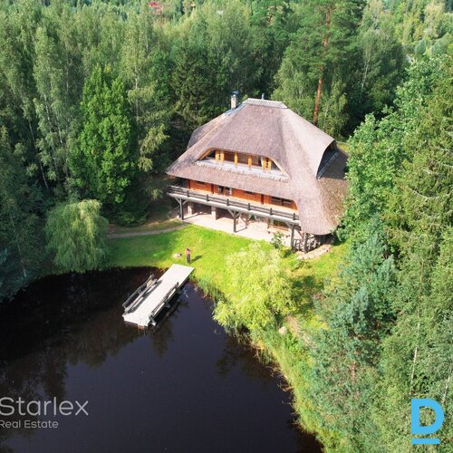 Savrupmāja Amatciemā ar privātu ezeru un plašu zemes gabalu Savrupmāja Amatciemā ar privātu ezeru un plašu zemes gabalu