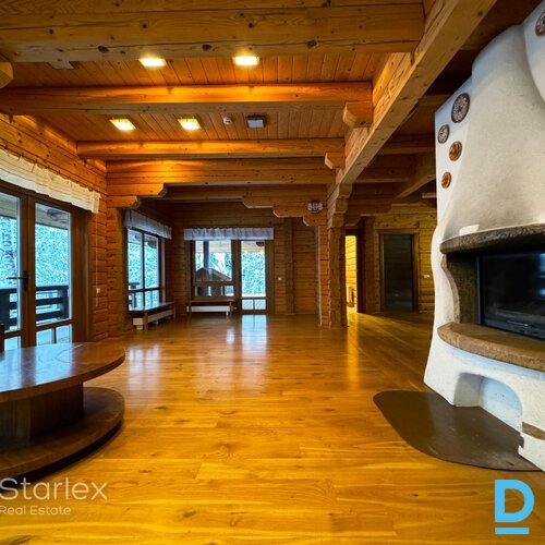 Savrupmāja Amatciemā ar privātu ezeru un plašu zemes gabalu Savrupmāja Amatciemā ar privātu ezeru un plašu zemes gabalu