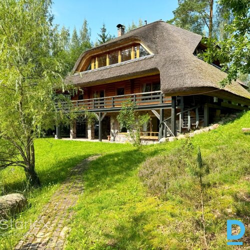 Savrupmāja Amatciemā ar privātu ezeru un plašu zemes gabalu Savrupmāja Amatciemā ar privātu ezeru un plašu zemes gabalu