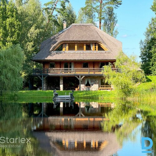 Savrupmāja Amatciemā ar privātu ezeru un plašu zemes gabalu