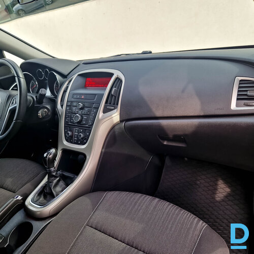 Pārdod Opel Astra 1.4i, 2012