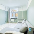 Продается качественная 2-комнатная квартира в ухоженном сталинском доме. Описани