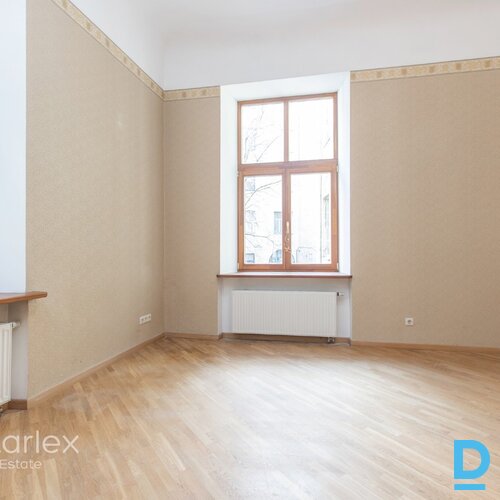 Renovētā mājā Vecrīgā četru istabu dzīvoklis Jēkaba ielā