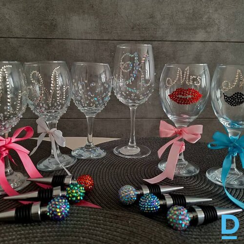 Veidojam personalizētas krūzes, glāzes ar jūsu dizainu. Krūzes ar kristāliem, glāzes ar kristāliem. glāzes kāzam Veidojam personalizētas krūzes, glāzes ar jūsu dizainu. Krūzes ar kristāliem, glāzes ar kristāliem. glāzes kāzam