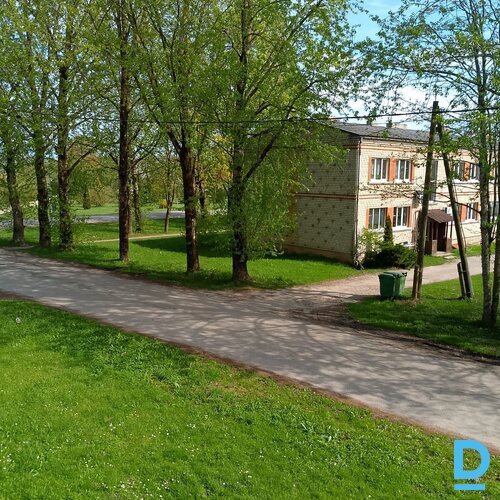 Pārdošanā ir kluss, plašs 3-istabu dzīvoklis Allažos. Dzīvoklim ir uzsākts kosmētiskais remonts līdz baltajai apdarei, apsilde paredzēta ar gaisa siltumsūkni, Ir uzstādītas metāla durvis, kā arī pasūtīti jauni plastikāta logi