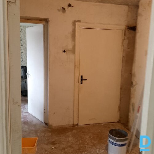 Pārdošanā ir kluss, plašs 3-istabu dzīvoklis Allažos. Dzīvoklim ir uzsākts kosmētiskais remonts līdz baltajai apdarei, apsilde paredzēta ar gaisa siltumsūkni, Ir uzstādītas metāla durvis, kā arī pasūtīti jauni plastikāta logi