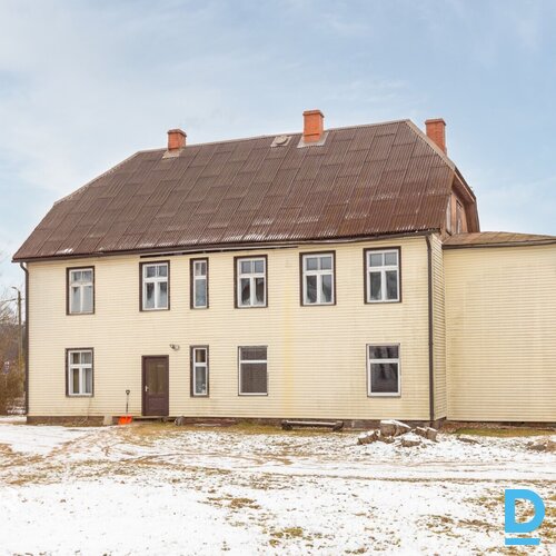 Pārdošanā 3-stāvu namīpašums ar 2600 m² zemes gabalu Mazsalacas centrā.Māja celt
