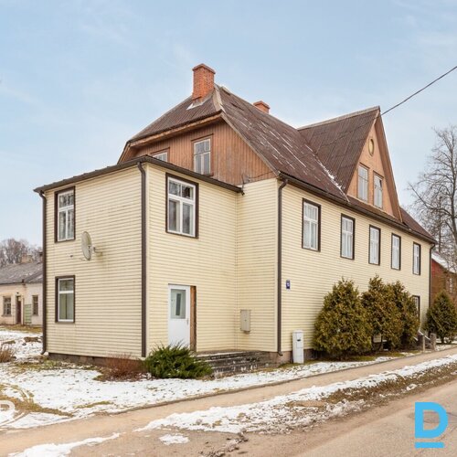 Pārdošanā 3-stāvu namīpašums ar 2600 m² zemes gabalu Mazsalacas centrā.Māja celt