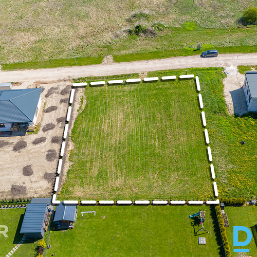 Pārdošanā 1202 m² zemes gabals privātmājas būvniecībai klusā ciematā netālu no S