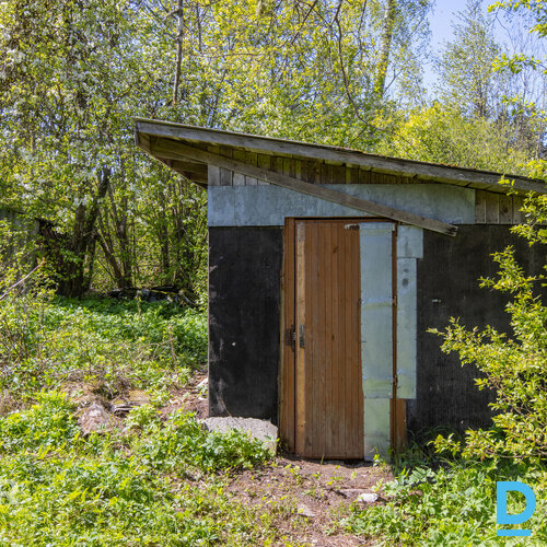 Pārdošanā ābeļdārzs ar nelielu vasaras mājiņu un pirti.Īpašumā ir ābeļdārzs 50m2