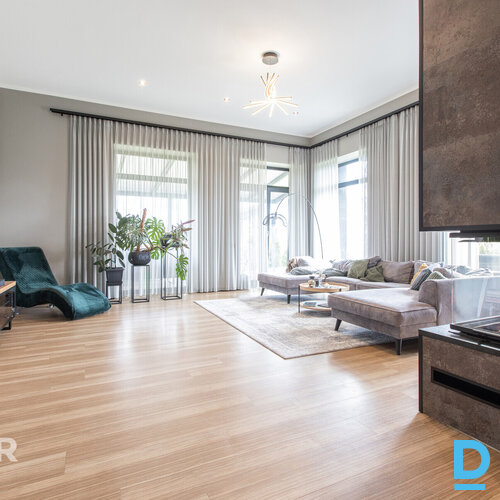 Moderna un eleganta, no kvalitatīviem materiāliem būvēta māja.Mājas centrā atrod