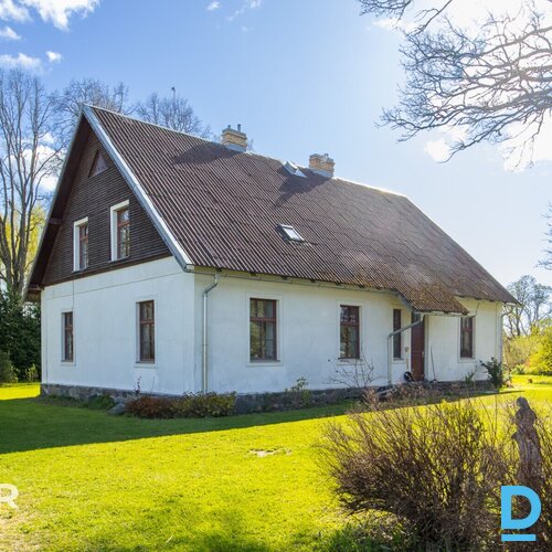 Pārdošanā kopts īpašums lielai ģimenei - divstāvu privātmāja ar 2.8 ha zemes gab