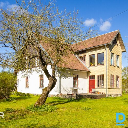 Pārdošanā kopts īpašums lielai ģimenei - divstāvu privātmāja ar 2.8 ha zemes gab