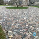 Предлагает изделия из  латвийского валуна