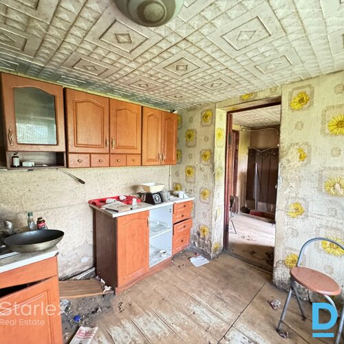 Pārdošanā tiek piedāvāta dārza māja, kas paredzēta dzīvošanai visās sezonās un atrodas Sauriešu ciemā, Stopiņu pagastā