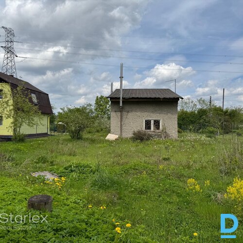 Pārdošanā tiek piedāvāta dārza māja, kas paredzēta dzīvošanai visās sezonās un atrodas Sauriešu ciemā, Stopiņu pagastā