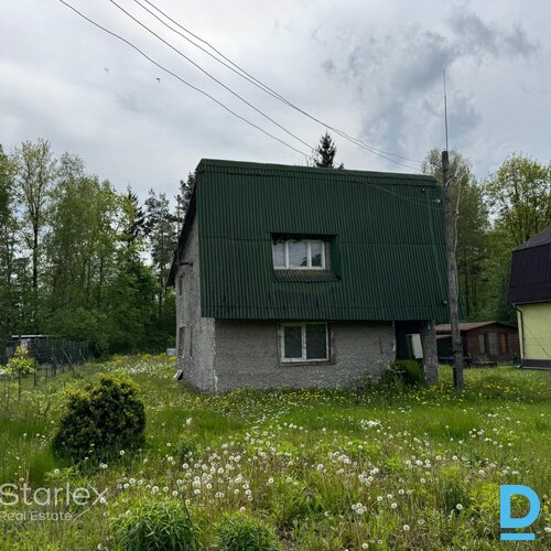 Pārdošanā tiek piedāvāta dārza māja, kas paredzēta dzīvošanai visās sezonās un atrodas Sauriešu ciemā, Stopiņu pagastā